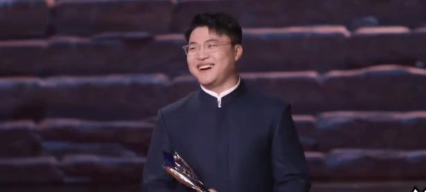 MKSPORTS-Uzi回归赛场，比分优势明显首场状态亮眼，热火观众沸腾！的简单介绍